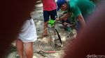 Cegah Corona, Warga Banjaran Pucung Depok Semprot Disinfektan