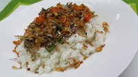 Pengin makan yang hangat pedas dan gurih? Bikin saja Nasi Teri Pedas pakai rice cooker. Nasinya pulen dengan teri yang pedas enak. Cocok buat makan siang. Resepnya bisa kamu lihat di sini! Foto: doc. detikfood