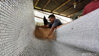 Banyak pasien COVID-19 yang meninggal tidak didampingi keluarga di saat-saat terakhir. Karena begitu cepatnya virus itu berkembang dan pindah menginfeksi orang sekitarnya.