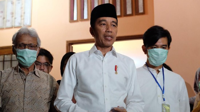 Presiden Joko Widodo (tengah) didampingi putra sulung presiden, Gibran Rakabuming Raka (kanan) beserta keluarga memberikan keterangan pers terkait wafatnya ibunda Presiden Joko Widodo, Sujiatmi Notomiharjo di rumah duka, Sumber, Banjarsari, Solo, Jawa Tengah, Rabu (25/3/2020). Dalam keterangannya, Presiden Joko Widodo menyatkan bahwa Ibunda Presiden Joko Widodo, Sujiatmi Notomiharjo meninggal dunia karena sakit kanker yang sudah diderita sejak 4 tahun ini. ANTARAFOTO/Maulana Surya/foc.