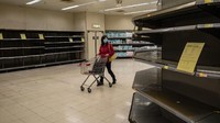 Hong Kong menjadi kota metropolitan selanjutnya yang terkena dampak besar dari virus corona. Banyak restoran hingga tempat makan yang tutup. Foto: The New York Times/CNN/Twitter