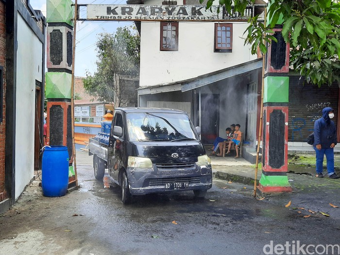 Kreatif, Karang Taruna RW 20 Dusun Krapyak, Sleman, membuat semprotan disinfektan otomatis. Semprotan disinfektan otomatis ini terpasang di gapura Dusun Krapyak.