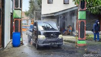 Karang Taruna RW 20 Dusun Krapyak, Desa Triharjo, Kecamatan Sleman, punya cara kreatif untuk mencegah virus Corona (COVID-19) masuk. Mereka membuat semprotan disinfektan otomatis yang terpasang pada gapura atau gerbang masuk Dusun Krapyak.  