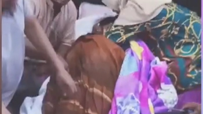 Keluarga dari seorang pasien dalam pengawasan (PDP) corona yang meninggal dunia di Kolaka, Sulawesi Tenggara, nekat membawa jenazah pulang ke rumah untuk dimakamkan. Tak hanya itu, keluarga juga memandikan jenazah yang sebelumnya sudah dibungkus dengan pelastik kedap udara.
