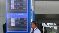 Petugas melintas di samping layar informasi penerbangan di Bandara Internasional Kertajati, Majalengka, Jawa Barat. Antara Foto/Dedhez Anggara.