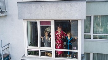 Saya memulai proyek ini untuk memberi orang kesempatan untuk mencerahkan hari mereka di lingkungan wabah corona ini. Saya percaya bahwa foto-foto lucu ini mengingatkan semua orang bahwa duduk dikarantina di rumah juga bisa menyenangkan, ujarnya. (Foto: Dok. Adas Vasiliauskas)