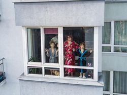 Potret Aneka Gaya Diam di Rumah Demi Cegah Corona