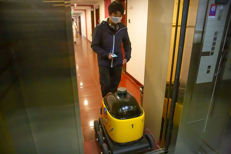 Robot Pengantar Makanan hingga Penyedia Hand Sanitizer di China Virus Corona membuat warga di China menerapkan social distancing. Robot pengantar makanan pun banyak diburu untuk mudahkan aktivitas warga selama isolasi diri.