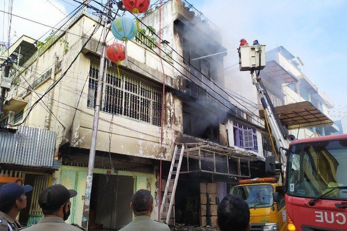 Petugas pemadam kebakaran menggunakan tangga katrol menyemprotkan air di lantai tiga ruko di Jalan Surabaya Pematangsiantar (ANTARA/Waristo)