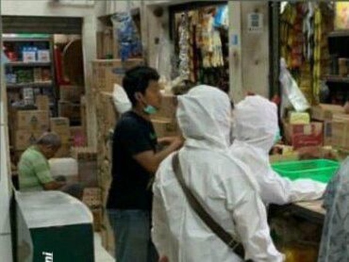 Pakai hazmat ke pasar Pakai hazmat ke pasar
