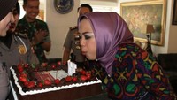 Nah kalau foto ini diambil saat Cellica merayakan ulang tahunnya. Kejutan manis berupa kue ulang tahun sengaja diberikan sebagai ucapan untuk Cellica. Bupati Karawang ini pun terlihat senang meniup lilin kecil di atas kue. Foto: instagram @cellicanurrachadiana