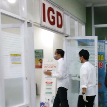 Jokowi Tiba di RS TNI Slamet Riyadi, Ditemani Gibran