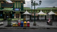 Mewabahnya virus Corona turut berdampak terhadap pedagang di Pasar Beringharjo, Kota Yogyakarta. Omzet para pedagang menurun seiring berkurangnya jumlah pengunjung pasar.