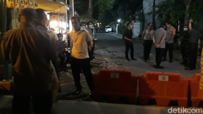 Suasana di sekitar rumah duka ibunda Jokowi, Solo, Rabu (25/3/2020).