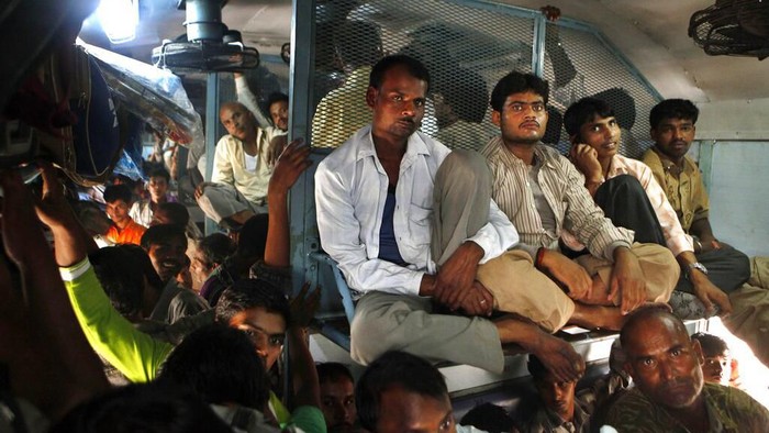 Penerapan lockdown membuat akses transportasi ke luar dan masuk India dihentikan sementara. Stasiun kereta yang biasanya ramai oleh warga kini sunyi dan sepi.