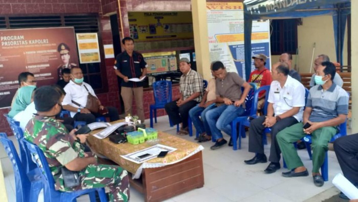 Foto: Para calon pengantin saat dipanggil ke kantor camat dan sepakat menunda resepsi pernikahan