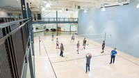 Lapangan volly tersedia di kantor perusahaan software Hyland. Terihat sejumlah pegawai yang tengah asyik bermain volly. dok. fortune.com