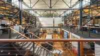 Kantor milik Capital One ini jauh dari kesan ruangan bank. Alih-alih sebagai bank desain interirornya lebih mirip restauran. Di sana juga tersedia beberapa sepeda yang bisa digunakan pegawai. dok. fortune.com