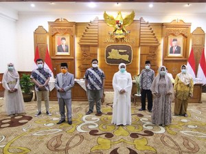 Khofifah Apresiasi Pengantin yang Tunda Resepsi Karena Corona