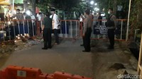  Akses lalu lintas disekitar dan menuju ke rumah duka juga sudah ditutup.