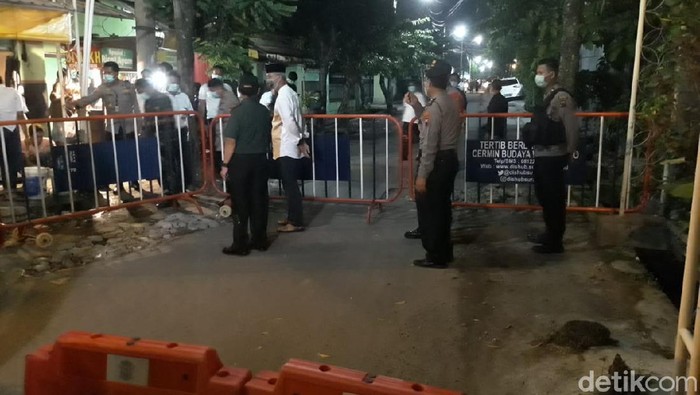 Suasana di sekitar rumah duka ibunda Jokowi, Solo, Rabu (25/3/2020).