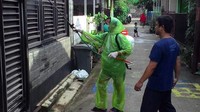 Setelah membuat cairan disinfektan alternatif, warga Perumahan BSI Sawangan Depok ini melakukan penyemprotan ke jalan dan rumah warga guna pencegahan virus Corona. Istimewa/Dok. Yusuf/Sidik.