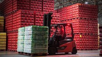 Materi iklan di industri mode normal kembali dan bisnis kembali pulih. Desainer China, baik yang berbasis di dalam negeri maupun di luar negeri, dapat melanjutkan produksinya di dalam maupun di pabrik-pabrik lokal yang telah buka.