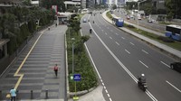 Sejak diberlakukannya Work From Home (WFH) Jalan Sudirman menjadi lebih lengang dari hari biasanya. Kondisi lalu lintas Jakarta yang kini lengang dari lalu lalang kendaraan itu nyatanya turut berkontribusi terhadap perbaikan kualitas udara di Jakarta. AP Photo/Dita Alangkara.