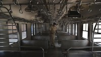 Gerbong kereta yang biasanya ramai diisi penumpang kini sepi usai India memberlakukan lockdown hingga 3 pekan ke depan. AP Photo/Rafiq Maqbool.