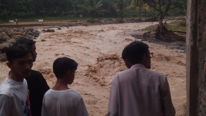 Longsor dan banjir terjang Desa Harkat Jaya Bogor
