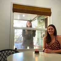 Kamu pun masih bisa menyampaikan selamat ulang tahun pada seseorang yang dikarantina. Seperti wanita yang menyanyikan Happy Birthday untuk kakaknya melalui jendela seperti ini. Foto: Reddit oversharewithfamily