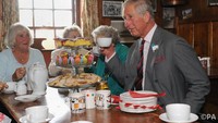 Dalam sebuah pertemuan, Pangeran Charles terlihat santai sambil menikmati secangkir kopi. Ia pun juga disuguhi pancake, cake, dan makanan lain. Foto: Istimewa
