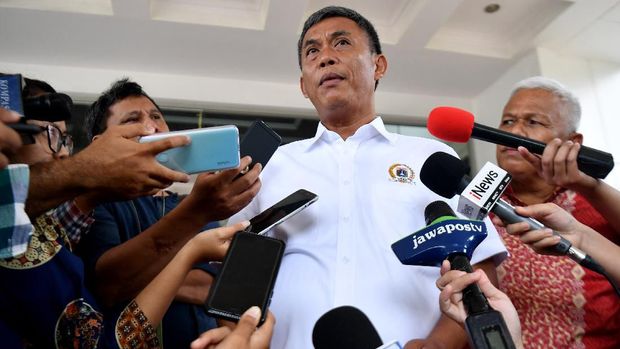 Ketua DPRD DKI Jakarta Prasetio Edi Marsudi (kiri) menjawab pertanyaan wartawan di Kementerian Sekretariat Negara, Jakarta, Kamis (13/2/2020). Kedatangan Prasetyo Edi tersebut untuk mengonfirmasi surat dari Gubernur DKI Jakarta Anies Baswedan kepada Menteri Sekretaris Negara yang juga Ketua Komisi Pengarah Pembangunan Kawasan Medan Merdeka Pratikno yang menyatakan telah mendapatkan rekomendasi dari Tim Ahli Cagar Budaya (TACB) DKI Jakarta untuk menggelar formula E 2020 di kawasan Monas namun ternyata belum ada rekomendasi dari TACB. ANTARA FOTO/Sigid Kurniawan/wsj.