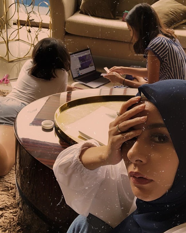 Pusing karena sekarang anak-anak #sekolahdirumahaja? Artis Meisya Siregar merasakan kepeningan yang sama dengan sebagian besar ibu-ibu yang kini harus menjalankan tugas sebagai guru untuk anak-anak di rumah karena sekolah diliburkan. Meski demikian kegiatan #belajardirumahaja ini bisa jadi salah satu aktivitas pilihan biar nggak bosan saat harus #dirumahaja. Foto: Instagram