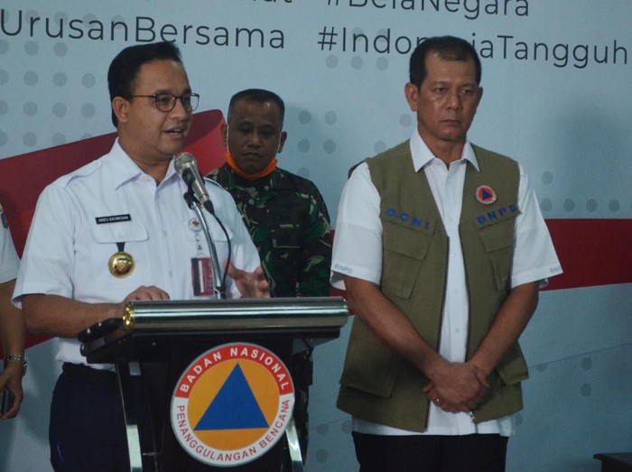 Gubernur DKI Jakarta Anies Baswedan (kiri) didampingi Ketua Gugus Tugas Percepatan Penanganan COVID-19 yang juga Kepala BNPB Doni Monardo (kanan) memberikan keterangan pers usai melakukan pertemuan di Jakarta, Rabu (18/3/2020). Pertemuan itu membahas langkah-langkan percepatan penanganan COVID-19 di wilayah DKI Jakarta. ANTARA FOTO/Dewanto Samodro/wsj.