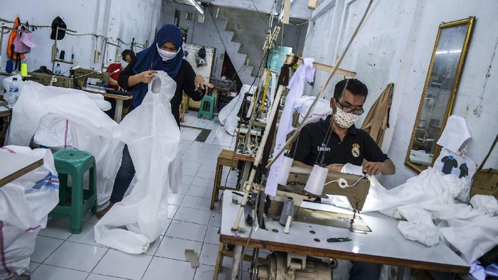 Pekerja membuat pakaian alat perlindungan diri (APD) tenaga medis di Pusat Industri Kecil, Penggilingan, Jakarta, Kamis (26/3/2020). Pakaian APD tersebut dijual Rp45.000 untuk jenis pakaian sekali pakai dan Rp75.000 untuk pakaian yang bisa dicuci. ANTARA FOTO/Galih Pradipta/ama.