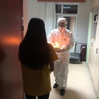 Senangnya, meski dikarantina mahasiswi di Turki ini tetap bisa merayakan ulang tahun berkat petugas medis yang baik hati. Foto: Reddit starbuckwhatchahear