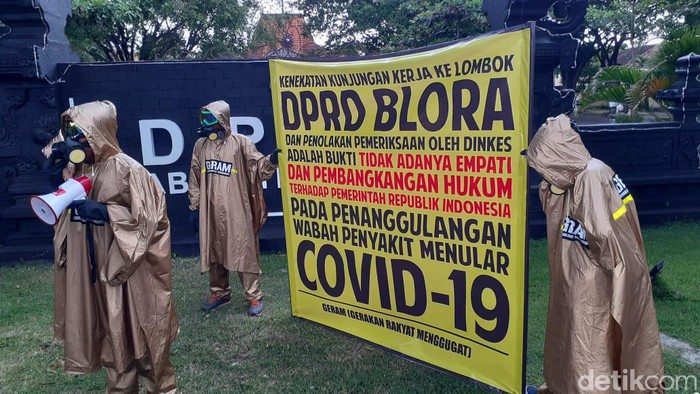 Aksi demo penolakan cek kesehatan anggota DPRD Blora