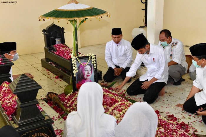 Suasana Haru di Pusara Terakhir Ibunda Jokowi Suasana haru tampak dalam prosesi pemakaman Almarhumah Ibunda Presiden RI Joko Widodo,
Sudjiatmi Notomiharjo di kawasan Kampung Sumber, Kec Banjarsari, Surakarta, Kamis (26/3/2020).
