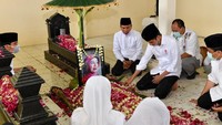 Suasana haru tampak dalam prosesi pemakaman Almarhumah Ibunda Presiden RI Joko Widodo, Sudjiatmi Notomiharjo di kawasan Kampung Sumber, Kec Banjarsari, Surakarta, Kamis (26/3/2020). pool/ Agus Suparto