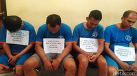 Empat pelaku yang diamankan berinisial ISF, RN, YHG, dan CR. Tiga pelaku dibekuk di rumahnya di Kecamatan Pagelaran. Sedangkan satu pelaku lainnya diamankan di rumahnya di Bogor.