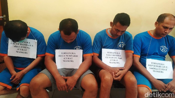 Ini Tampang Pelaku Pencuri Masker di RS Cianjur, Salah Satunya PNS Lho Polres Cianjur berhasil menangkap empat orang pelaku pencurian ratusan kotak masker di Gudang Farmasi RSUD Pagelaran Kabupaten Cianjur. Ini dia tampangnya.