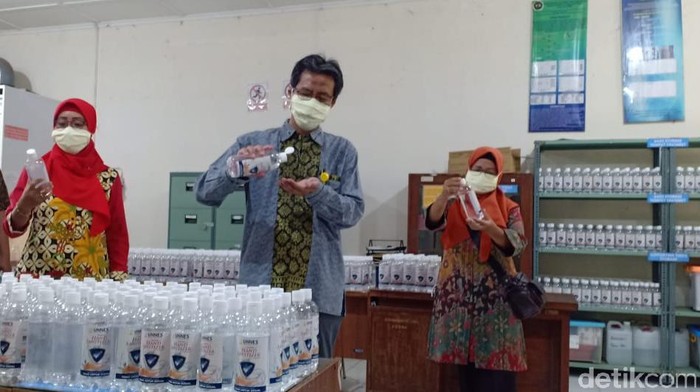 Mahasiswa Unnes memproduksi hand sanitizer dan masker, Kamis (26/3/2020).