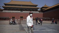 Forbidden City yang juga tutuo karena Corona juga mulai didatangi pengunjung. (Ng Han Guan/AP)