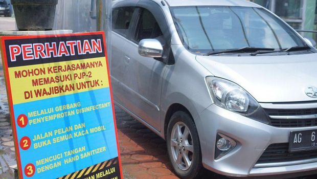 Waspada Corona, Warga Patungan Buat Gerbang Sterilisasi Mobil