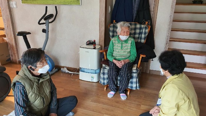 97-year-old woman fully recovers from new coronavirus (Photo supplied by Cheongdo County via CNN)