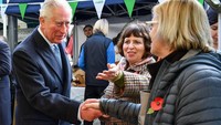 Senang berinteraksi dengan warga setempat saat kunjungan kerjanya. Ini momen Pangeran Charles saat berjabat tangan oleh seorang penjual buah di salah satu pasar tradisional di Swiss. Foto: Istimewa