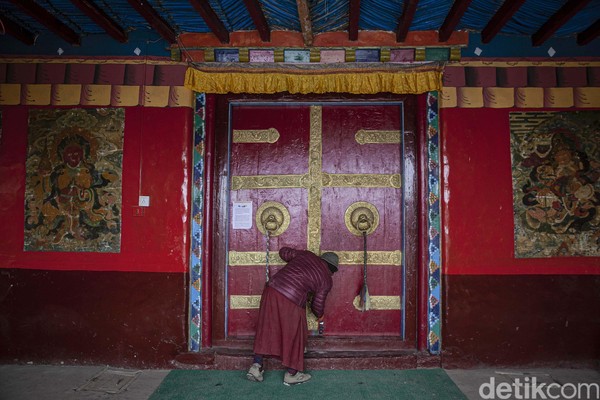 Beberapa biara yang dapat dikunjungi adalah Key Monastery, Dhankar Monastery, Kungri Monastery, dan Tabo Monastery, salah satu biara tertua di India yang berdiri sejak tahun 996 SM. Beberapa biara yang dapat dikunjungi adalah Key Monastery, Dhankar Monastery, Kungri Monastery, dan Tabo Monastery, salah satu biara tertua di India yang berdiri sejak tahun 996 SM.