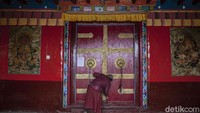 Beberapa biara yang dapat dikunjungi adalah Key Monastery, Dhankar Monastery, Kungri Monastery, dan Tabo Monastery, salah satu biara tertua di India yang berdiri sejak tahun 996 SM.