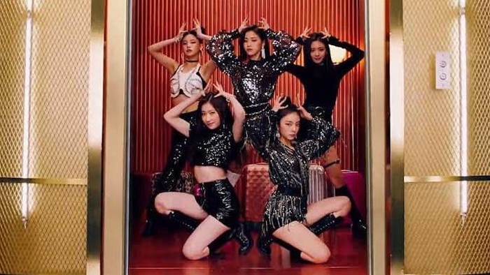 meme bintanf kpop naik lift